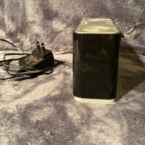 Emerson Smartset Radio Alarm Clock 1.4" Blue LED Digital Display USB Charging... - Picture 4 of 7